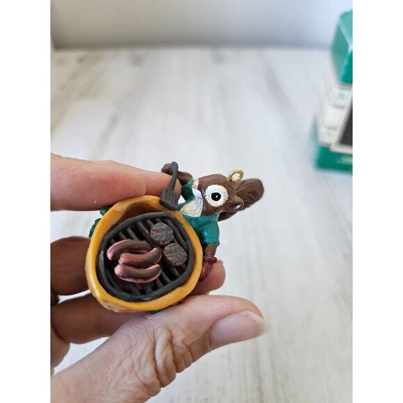 Enesco Xmas cookout squirrel grill ornament vintage in a nutshell second 1989 - Picture 9 of 10